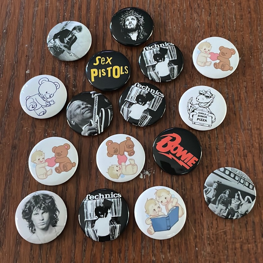 BRANDY MELVILLE PINS (16 pins)